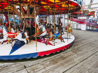 Blackpool, İngiltere - Haziran 2016 yaklaşık: Merry go Blackpool Pleasure Beach resort eğlence parkında yuvarlak