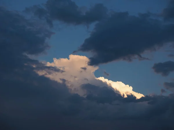 Cielo Azul Con Nubes Útiles Como Fondo —  Fotos de Stock