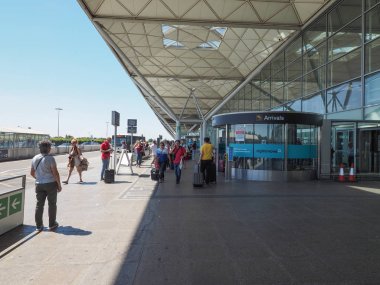 Stansted, İngiltere - Haziran 2018 yaklaşık: Londra Stansted Havaalanı Tasarım Mimar Lord Norman Foster tarafından gezginler