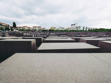 Berlin, Almanya - Haziran 2016 yaklaşık: Denkmal für die ermordeten Juden Europas Holocaust Memorial, öldürülen Yahudilerin Avrupa için anlamı
