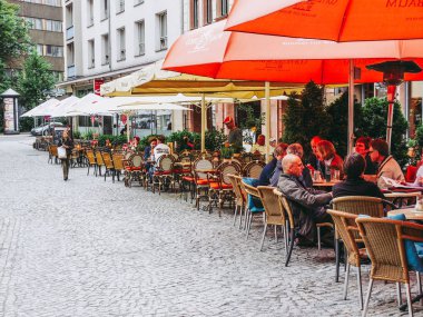 Leipzig, Almanya - 14 Haziran 2014: Bir Biergarten turist şehir merkezi yaz aylarında