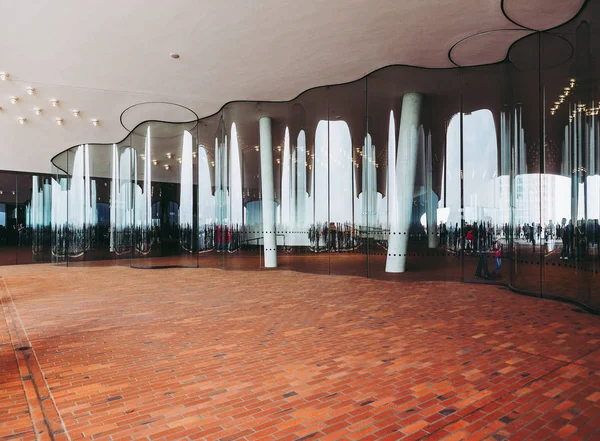 Hamburg, Almanya - Mayıs 2017 yaklaşık: The Plaza Herzog ve De Meuron tarafından tasarlanan Elbphilharmonie Konser Salonu'nda