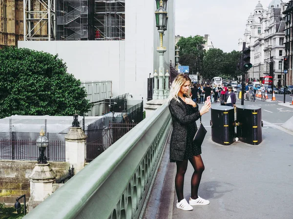 London Circa June 2018 Beautiful Woman Taking Selfie Photo Mobile — Stock Photo, Image
