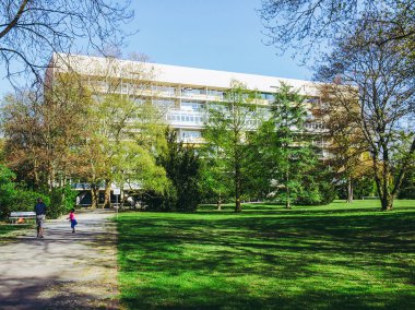 Berlin, Almanya - 25 Nisan 2010: alvar da dahil olmak üzere uluslararası usta mimarlar tarafından tasarlanmış bir site içinde hansaviertel interbau olduğunu aalto walter gropius 1957 yılında oscar niemeyer akılcı mimarisi modern ilkeleri aşağıdaki