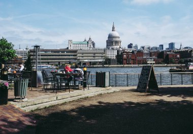 Yaklaşık Haziran 2018 - Londra, İngiltere: Thames Nehri'nin güney bankadan panoramik manzaralı