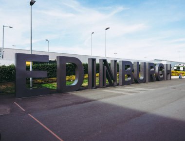 Edinburgh, İngiltere - Haziran 2018 yaklaşık: Edinburgh Airport, Edinburgh çelik işareti