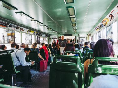 Venice, İtalya - Eylül 2016 yaklaşık: Gezginler vaporetto (anlam feribot) toplu taşıma