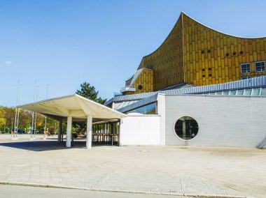 Berlin, Almanya - 23 Nisan 2010: berliner philarmonie konser salonu modern mimarinin kulturforum ve berliner ev Filarmoni Orkestrası bir parçası olarak hans scharoun in1960 tarafından tasarlanmış bir başyapıt