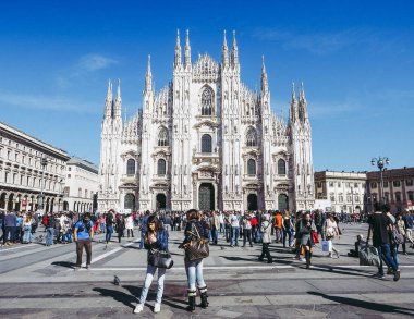 Milan, İtalya - 28 Mart 2015: turist piazza Duomo milan katedral kilise önünde kare