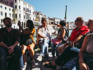 Venice, İtalya - Eylül 2016 yaklaşık: Gezginler vaporetto (anlam feribot) toplu taşıma