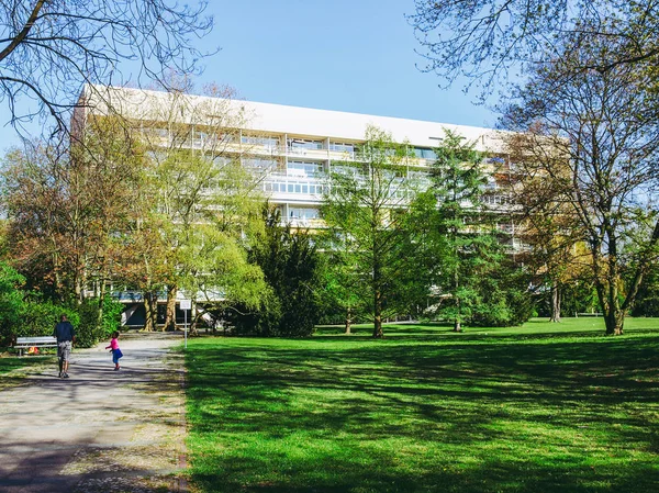 Berlin, Almanya - 25 Nisan 2010: alvar da dahil olmak üzere uluslararası usta mimarlar tarafından tasarlanmış bir site içinde hansaviertel interbau olduğunu aalto walter gropius 1957 yılında oscar niemeyer akılcı mimarisi modern ilkeleri aşağıdaki