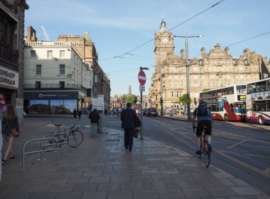 Edinburgh, İngiltere - Haziran 2018 yaklaşık: İnsanlarda Princes Caddesi