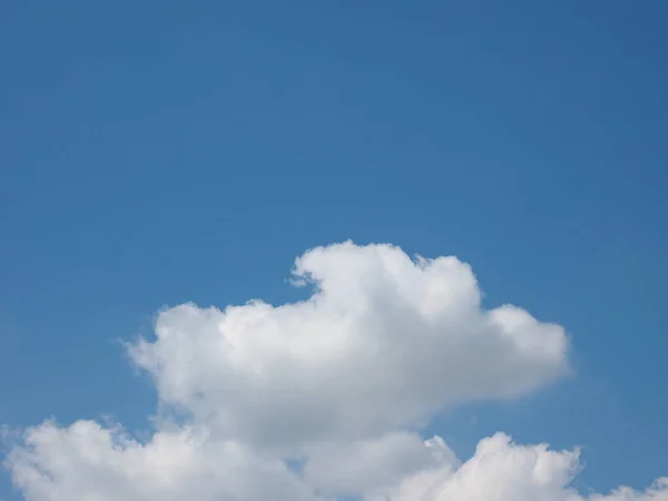 Céu Azul Com Nuvens Úteis Como Fundo — Fotografia de Stock