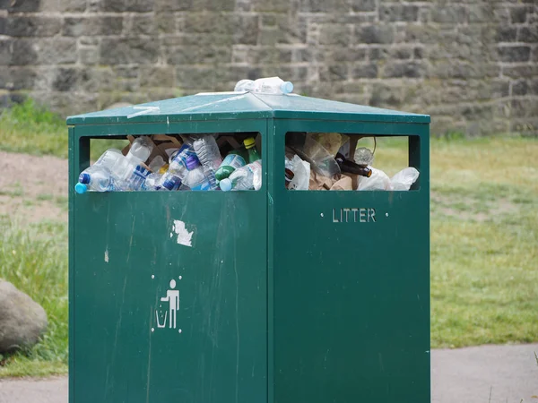 Edinburgh Circa Juin 2018 Panier Litière Plein Ras Bord — Photo