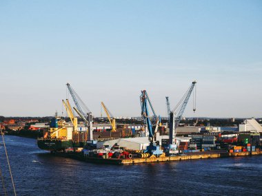 Hamburg, Almanya - Mayıs 2017 yaklaşık: Hamburger Hafen (Hamburg liman) liman Elbe nehrinde