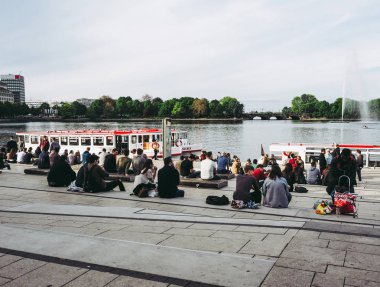 Hamburg, Almanya - Mayıs 2017 yaklaşık: İnsanlar Binnenalster'de ofis binası (anlam iç Alster Gölü) yakasında