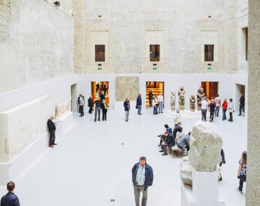 Berlin, Almanya - Nisan 2010 yaklaşık: Yeni müze tasarlanmış Neues Museum anlamı İngiliz tarafından gelen turist David Chipperfield mimar.