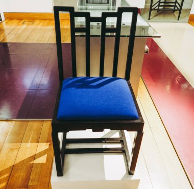 Glasgow, İngiltere - Haziran 2018 yaklaşık: Charles Rennie Mackintosh deniz feneri İskoçya Merkezi tarafından tasarım ve mimarisi için tasarlanmış sandalye