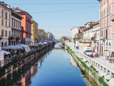 Milan, İtalya - 28 Mart 2015: turist naviglio grande kanal suyolu milan İtalya