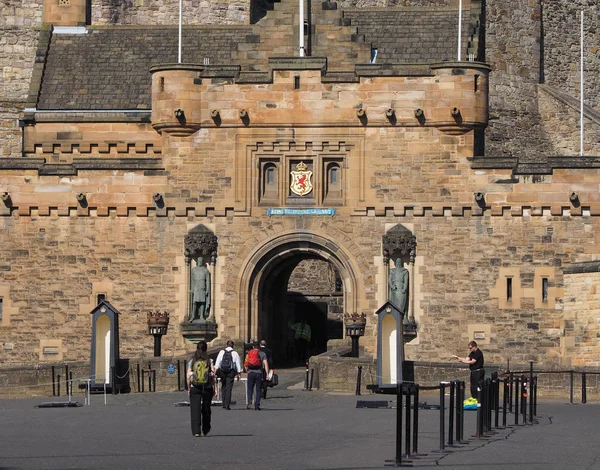 Edinburgh Velká Británie Cca Červen 2018 Turisté Navštívit Edinburský Hrad — Stock fotografie