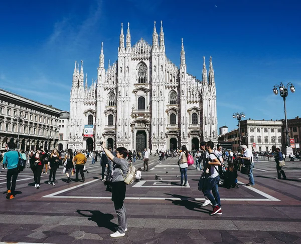 Mediolan Włochy Kwietnia 2016 Turystów Piazza Duomo Plac Katedralny Czyli — Zdjęcie stockowe