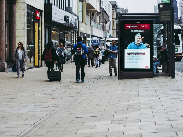 Edinburgh, İngiltere - Haziran 2018 yaklaşık: İnsanlarda Princes Caddesi