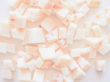 Doğranmış peynir ile kırmızı sıcak biber biber, hassas yumuşak soluk sesi arka plan olarak yararlı