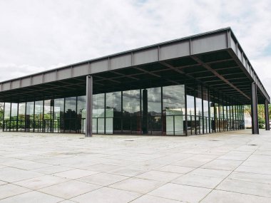 Berlin, Almanya - 09 Nisan 2014: neue nationalgalerie Sanat Galerisi modern mimarinin mies van der rohe tarafından 1968 yılında kulturforum bir parçası olarak tasarlanmış bir başyapıt