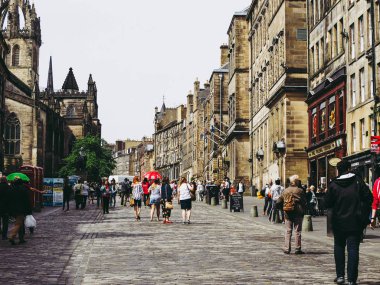 Edinburgh, İngiltere - Haziran 2018 yaklaşık: Royal Mile insanlar