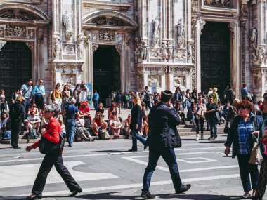 Milan, İtalya - 10 Nisan 2014: turist ziyaret piazza duomo milan İtalya'da kare