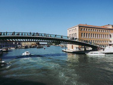 Venice, İtalya - Eylül 2016 yaklaşık: Ponte della Costituzione büyük Santiago Calatrava tarafından tasarlanmış kanal üzerinden (Anayasa köprü anlamına gelir)
