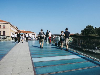 Venice, İtalya - Eylül 2016 yaklaşık: Ponte della Costituzione büyük Santiago Calatrava tarafından tasarlanmış kanal üzerinden (Anayasa köprü anlamına gelir)