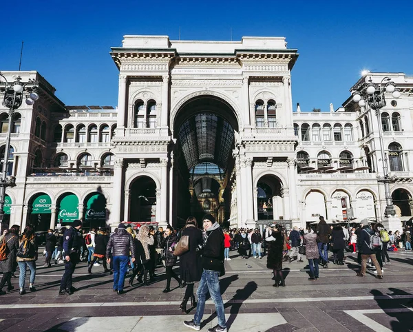 Milão Itália Circa Janeiro 2017 Turistas Visitam Piazza Duomo Que — Fotografia de Stock