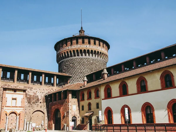 Милан Италия Апреля 2014 Года Люди Посещают Замок Сфорца Замок — стоковое фото