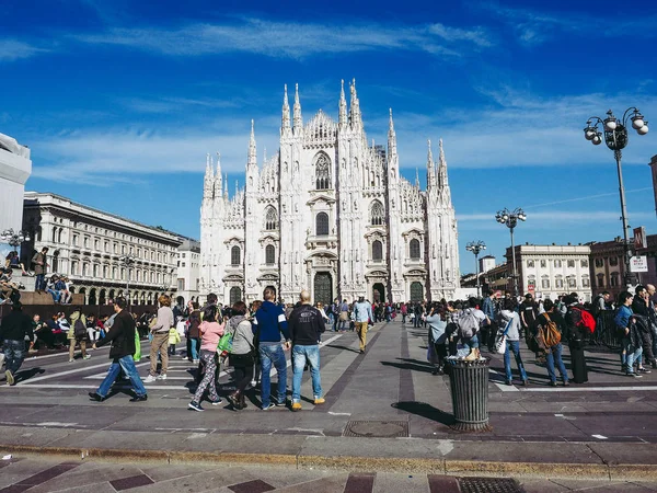 Milan Italy March 2015 Tourists Piazza Duomo Square Front Milan — Stock Photo, Image