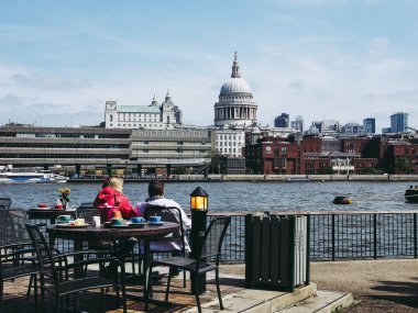 Yaklaşık Haziran 2018 - Londra, İngiltere: Thames Nehri'nin güney bankadan panoramik manzaralı