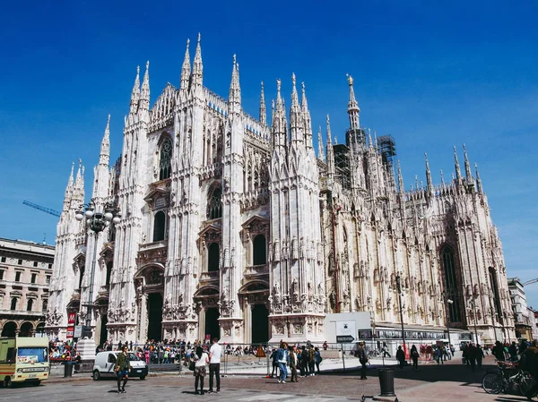 Milan Italy April 2014 Tourists Visiting Piazza Duomo Square Milan — Stock Photo, Image