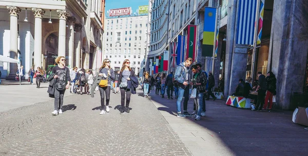 Milan Italie Mars 2015 Touristes Dans Centre Ville Milan Italie — Photo