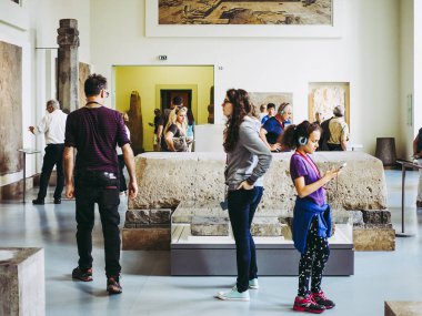 Berlin, Almanya - Haziran 2016 yaklaşık: Museumsinsel (Müzeler Adası anlamına gelen Pergamonmuseum gelen turist)