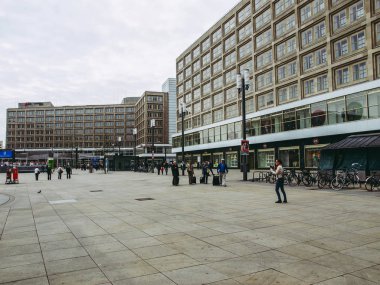 Berlin, Almanya - 24 Nisan 2010: alexander platz ziyaret turists, Alman mimar tarafından tasarlanan Doğu Berlin'de merkezi kare peter behrens