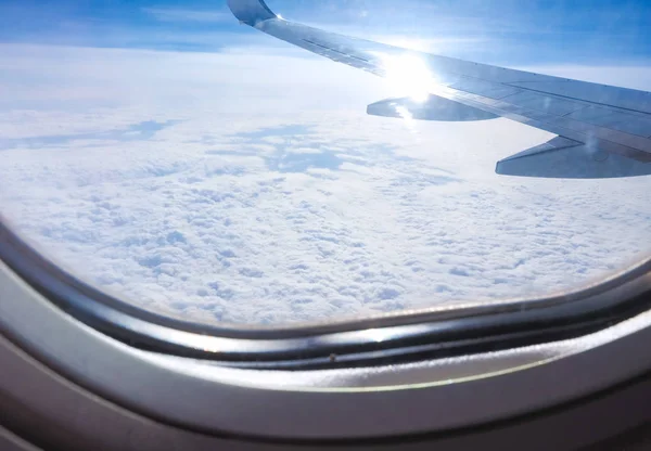 Céu Azul Com Nuvens Vistas Uma Janela Avião — Fotografia de Stock