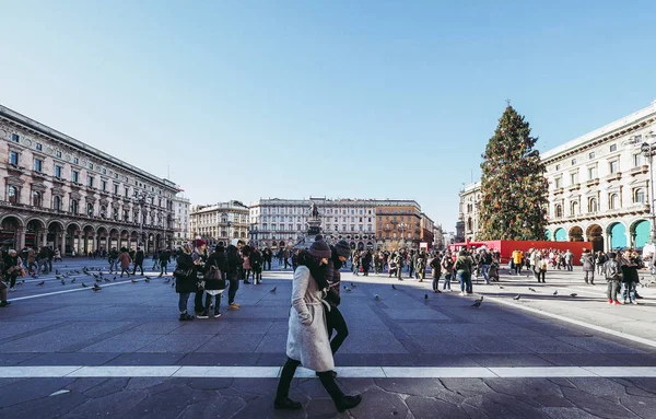 意大利米兰 大约一月 2017年 游客前往大教堂广场 意思大教堂广场 — 图库照片