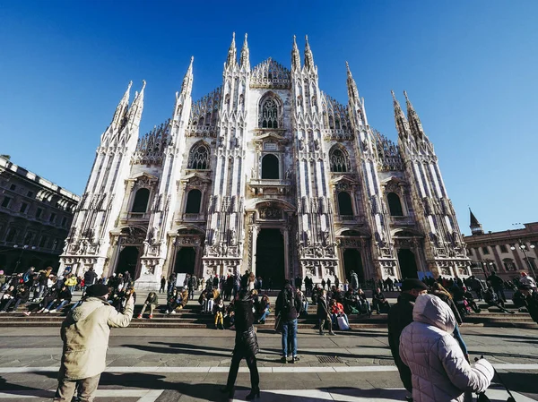 Милан Италия Январь Circa 2017 Туристы Посещают Площадь Дуомо Означает — стоковое фото