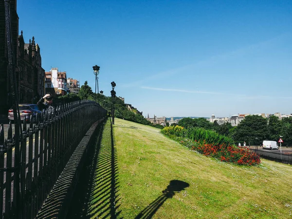 Edinburgh Circa June 2018 Mound Artificial Hill Connecting New Old — Stock Photo, Image