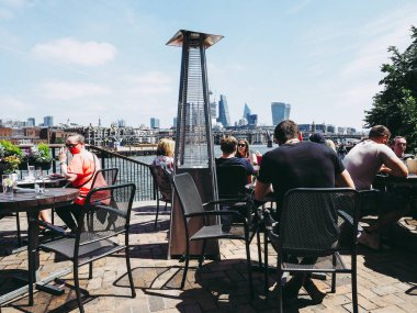 Yaklaşık Haziran 2018 - Londra, İngiltere: Londra şehir merkezinde insanlar