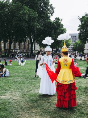 Londra, İngiltere - Haziran 2018 yaklaşık: Kadınların seçme ve seçilme hakkı 100. Kadınlar Londra genelinde kadın oylama yüzüncü yıl kutlamak için parlamento Meydanı'na Mart..