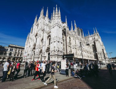 Milan, İtalya - Nisan 2016 yaklaşık: Turist Piazza Duomo (katedral Meydanı anlamına gelir)
