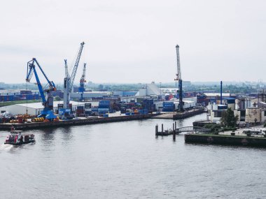 Hamburg, Almanya - Mayıs 2017 yaklaşık: Hamburger Hafen (Hamburg liman) liman Elbe nehrinde
