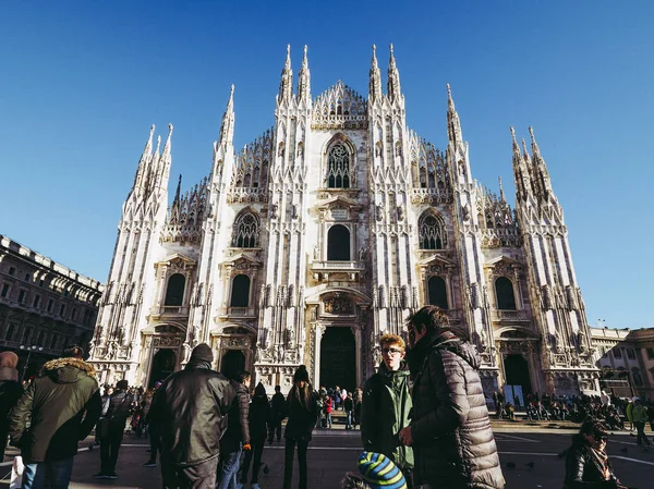 Milán Italia Circa Enero 2017 Los Turistas Que Visitan Piazza —  Fotos de Stock