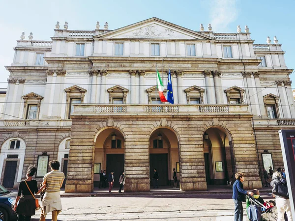 Milan Italy March 2015 Tourists Front Teatro Alla Scala Theatre — Stock Photo, Image